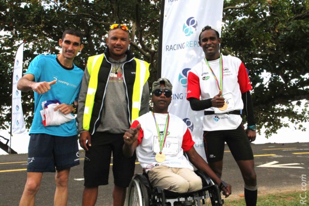 Tony Danizou et son guide Stéphane (qui est coach sportif) viennent de vivre leur première expérience en duo sur le semi-marathon. Ils sont félicités par Kévin Lallemand et Armand Sautron