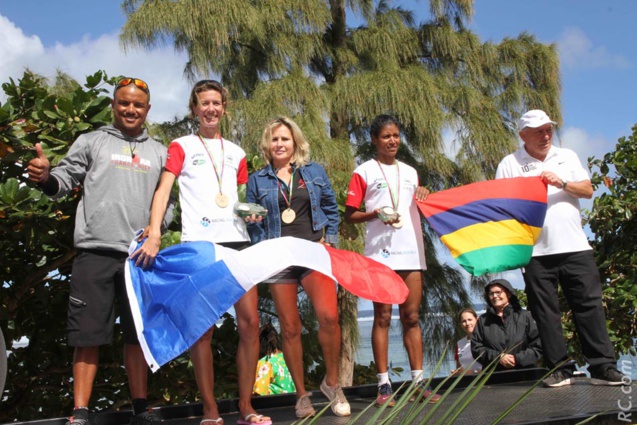 Le podium féminin des 10 km, avec Anne Atia, Marlène Chane See Chu et Shirley Larose. Mesureur officiel de la Fédération Française d'Athlétisme, Jean-Marc Grall et Armand Sautron les ont récompensées