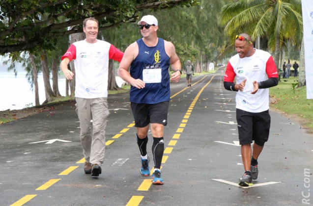 Albert d'Unienville est toujours présent pour accueillir le dernier . Ici le marathonien Albert d'Unienville est toujours présent pour accueillir le dernier . Ici le marathonien