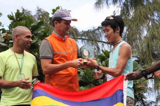 Le trophée de la victoire remis par Frédéric Roibert au marathonien japonais Masuda Kentaro. Son temps : 2h 54' 28''