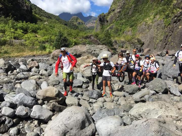 Quand on ne pousse pas, on porte, à bout de bras Quand on ne pousse pas, on porte, à bout de bras