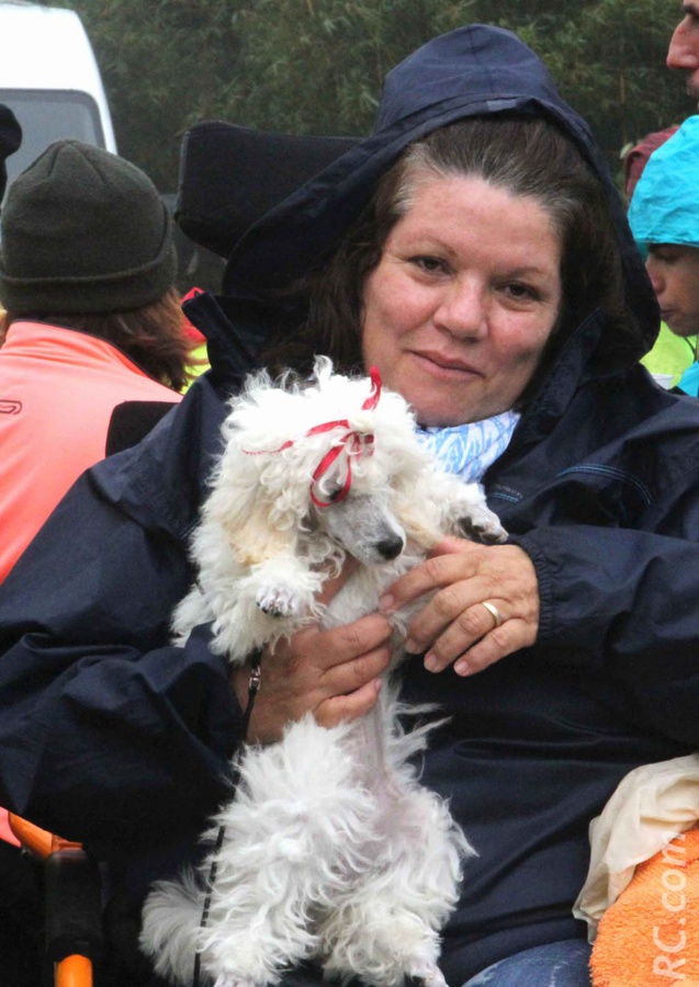 Avec son caniche Okaïdo, Emilie Nourry était venue saluer RAJ au départ . Elle s'est retrouvée « embarquée » dans une joëlette.