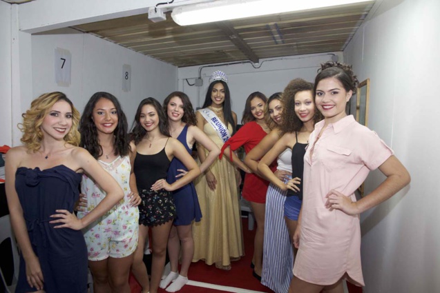 Une photo-souvenir avec Miss Réunion dans les coulisses avant le show