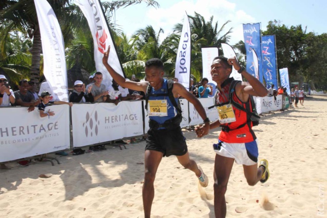 Les deux malgaches Rivosoa Hobilalaina Andrianirina  et Andriameidy Tojonirina termineront main dans la main à la 2ème et à la 3ème places des 55km