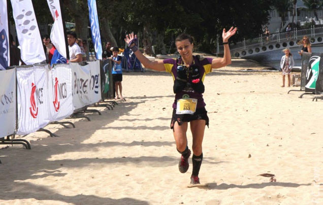 La surprenante Claire Baudis de la Réunion, qui remporte l'épreuve des 55 km, en 7h 04'17'' La surprenante Claire Baudis de la Réunion, qui remporte l'épreuve des 55 km, en 7h 04'17''