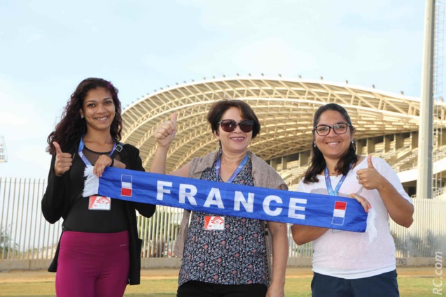 Les supportrices inconditionnelles de la délégation Réunionnaise : Sarah, Arlette et Sabine Mardémoutou devant le beau stade Ciudad de Malaga