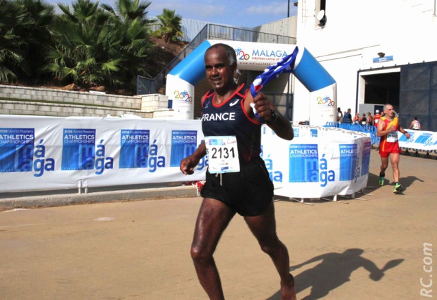 L'arrivée su stade de Jean-Pierre Vee...pieds nus, SVP... L'arrivée su stade de Jean-Pierre Vee...pieds nus, SVP...