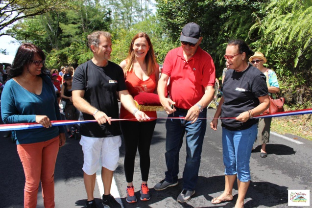 Le premier magistrat de la commune coupe le ruban inaugural aux côtés de Jacques Favier et de Rose-May Dugain, présidente de l'association des artisans et commerçants de Saint-Philippe