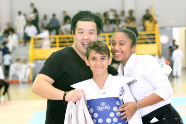 Le jeune Marcel Coutelle félicité par Nicolas Thia Song Fat et Candice Niclin du Tampon Dojang Le jeune Marcel Coutelle félicité par Nicolas Thia Song Fat et Candice Niclin du Tampon Dojang