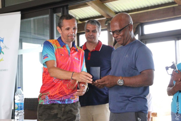 Eric Lacroix remet une médaille-souvenir à son ami Aurèle André, pionnier du Trail de Rodrigues et responsable de la Réserve des Tortues François Leguat