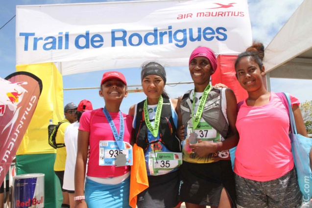 Claudia Fong-Kye et Marie James Agathe félicitées à leur arrivée Claudia Fong-Kye et Marie James Agathe félicitées à leur arrivée