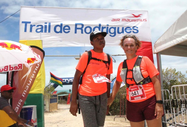 Dina Mussard, responsable de la délégation Père Favron, avec un jeune de son groupe sur un 15km