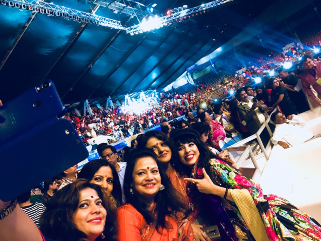 Aurélia Mengin avec le public indien Aurélia Mengin avec le public indien