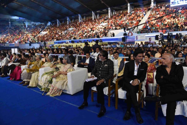 12 000 personnes étaient présentes à cette soirée... 12 000 personnes étaient présentes à cette soirée...