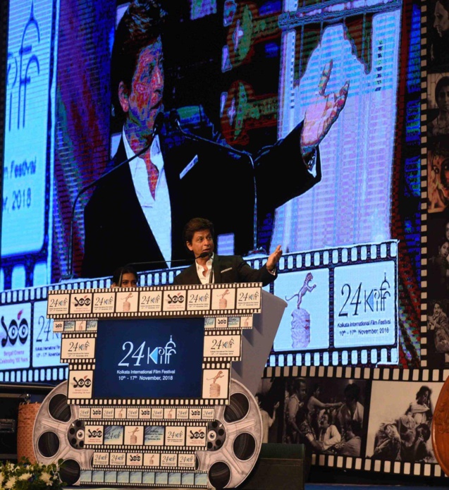 Shah Rukh Khan a aussi prononcé un discours Shah Rukh Khan a aussi prononcé un discours