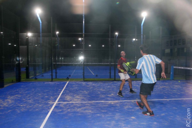 Le padel dispose de 4 courts et se joue en outdoor