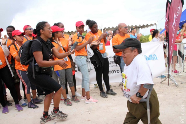 Brigitte Hoarau ( en noir), référente de Réunion la 1ère au cœur de l'action menée par les joëlettes et Jimmy Nayagom «  en tête du peloton »