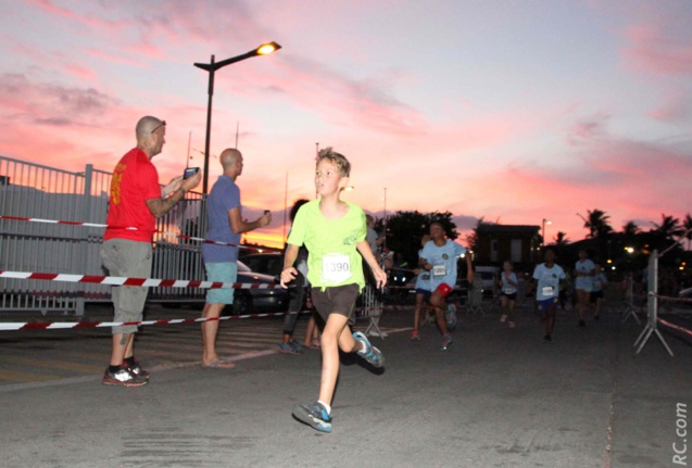 Un cadre agréable pour courir en semi-nocturne avec un joli couché de soleil