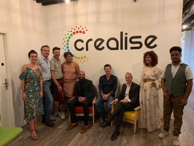 Les co-fondateurs et l’équipe Crealise Océan Indien en compagnie de la délégation parisienne: Olivier De La Garde (fauteuil jaune) et Ridouan Abagri (fauteuil rouge) Les co-fondateurs et l’équipe Crealise Océan Indien en compagnie de la délégation parisienne: Olivier De La Garde (fauteuil jaune) et Ridouan Abagri (fauteuil rouge)