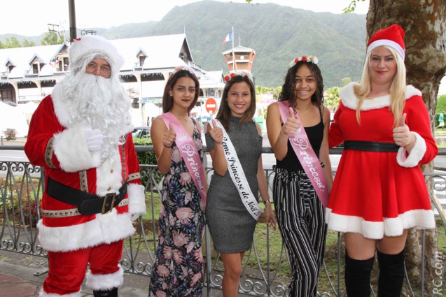 Miss Plaine des Palmistes et ses dauphines, le Père Noël et la Mère Noël vous accueillent au Village de Noël