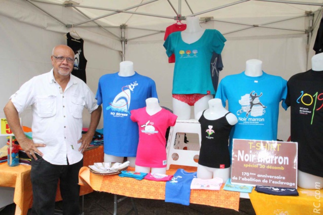 Des tee-shirt-souvenirs de Café Grillé à portée de main
