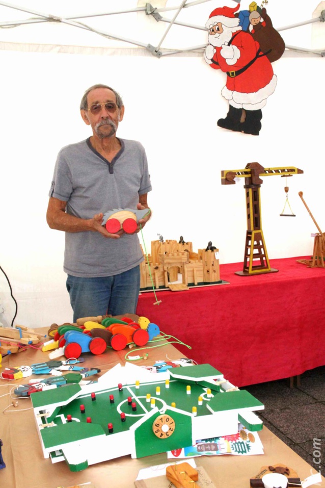 Christian Doppler (de Symphonie Jouet) propose des jouets en bois qu'il confectionne lui-même Christian Doppler (de Symphonie Jouet) propose des jouets en bois qu'il confectionne lui-même