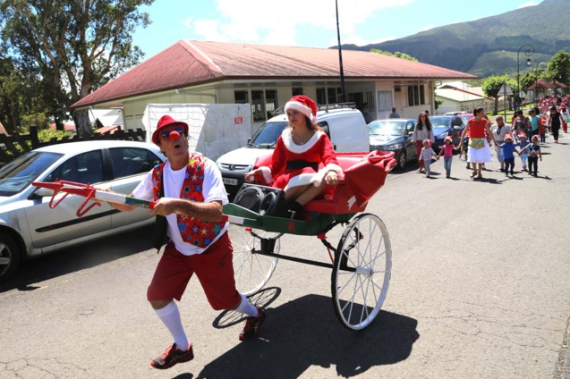 Quand la Mère Noël se balade en pousse-pousse! Quand la Mère Noël se balade en pousse-pousse!