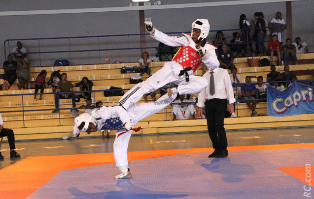 Denilson Vardapin en plein démonstration, dans un combat arbitré par Jean Denis Laffon Denilson Vardapin en plein démonstration, dans un combat arbitré par Jean Denis Laffon