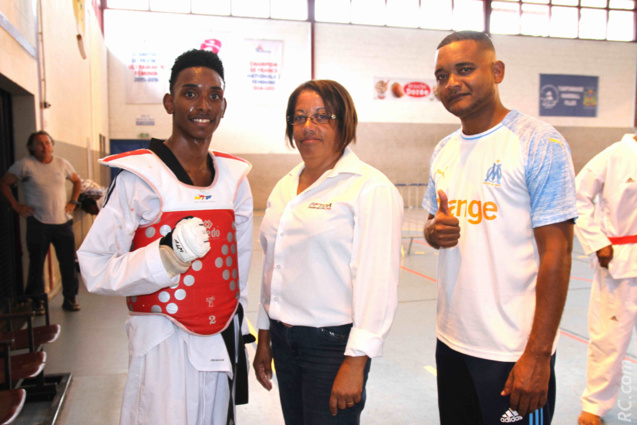 Les félicitations de la présidente de la Ligue de Taekwondo, Eliette Grondin, à Denilson Vardapin aux côtés de son coach et père, Jean-Laurent Abémonti