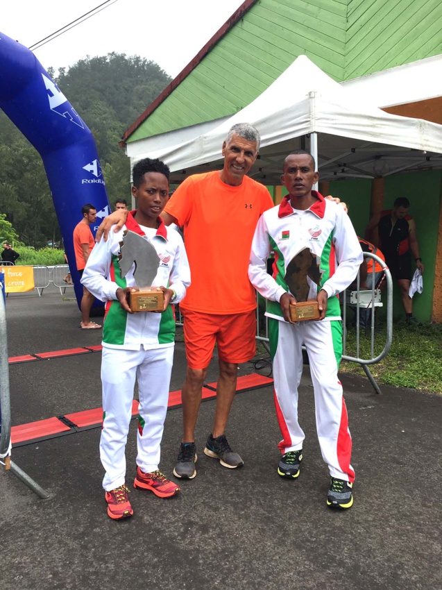 Jean-Louis Prianon et les deux malgaches vainqueurs de la course:  Manpitroatsy et Mbolatiana