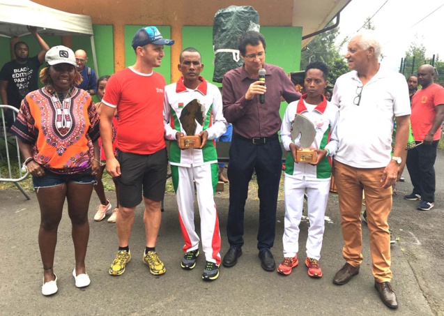 Daniel Parny, conseiller départemental, et Jean-Claude Prianon, président de la Ligue Réunionnaise d'Athlétisme, félicitent les vainqueurs de l'épreuve