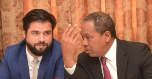 Nicolas Lehoucq (à gauche) avait ouvert la ligne Réunion/Tana avec Corsair, ici aux côté de l'ex-Ministre du tourisme malgache, Roland Ratsiraka (photo newsmada)