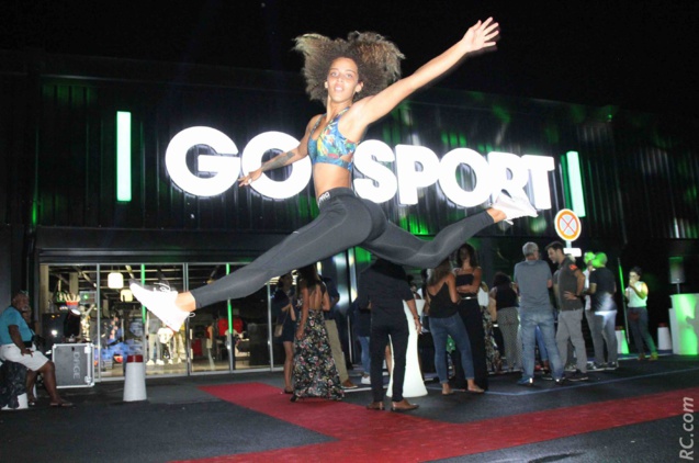 Le joli saut de Sarah à l'occasion de l'inauguration de Go Sport Le joli saut de Sarah à l'occasion de l'inauguration de Go Sport