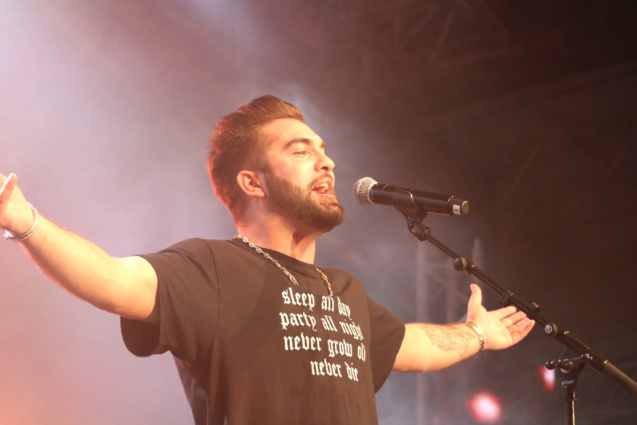 Kendji Girac en concert à Miel Vert: les photos