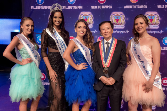 Louna Rivière, 2ème dauphine, Morgane Soucramanien, Anne-Laure Poret, Miss Plaine des Cafres 2019, André Thien Ah Koon, maire du Tampon, et Ambre Picard, 1ère dauphine