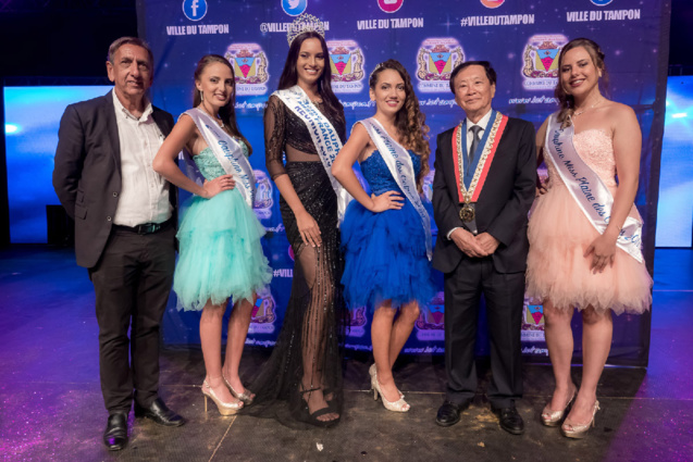 Aziz Patel du Comité Miss Réunion, Louna Rivière, 2ème dauphine, Morgane Soucramanien, Miss Réunion 2018 et 3ème dauphine Miss France 2019, Anne-Laure Poret, Miss Plaine des Cafres 2019, André Thien Ah Koon, maire du Tampon, et Ambre Picard, 1ère dauphine