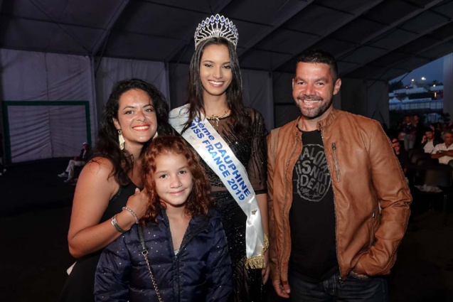 Morgane avec Laetitia et Raoul, les amoureux réunionnais de "L'amour est dans le pré"