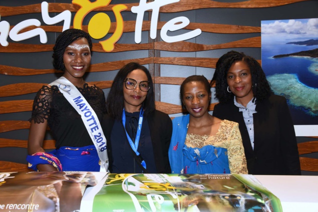 Les représentantes de Mayotte avec Ousna Attoumani (Miss Mayotte 2018) et Biby Malidi (Office de Tourisme de Mayotte à Paris)
