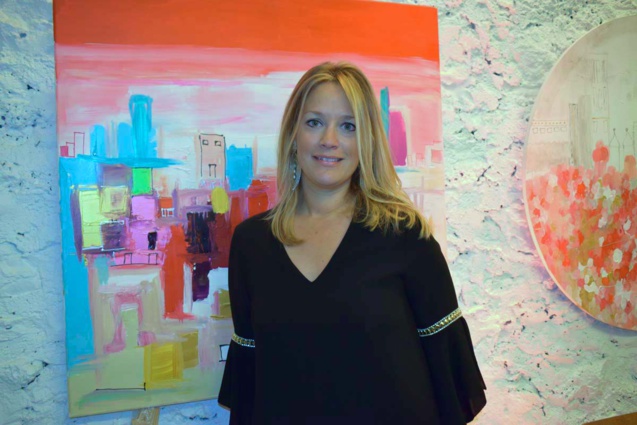 Caroline Faindt devant l'une de ses toiles... Caroline Faindt devant l'une de ses toiles...