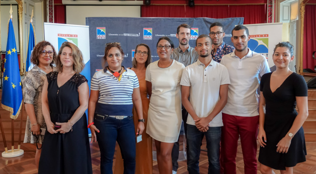 Une partie de l'équipe de communication de la Mairie de Saint-Denis, avec Estelle Choucair (en haut rayé), directrice de la communication, et Ingrid Joubert (en noir à gauche), directrice adjointe et responsable Pôle Infos et Médias