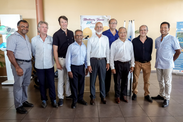 Gérald Maillot avec les élus et les cadres de la CINOR