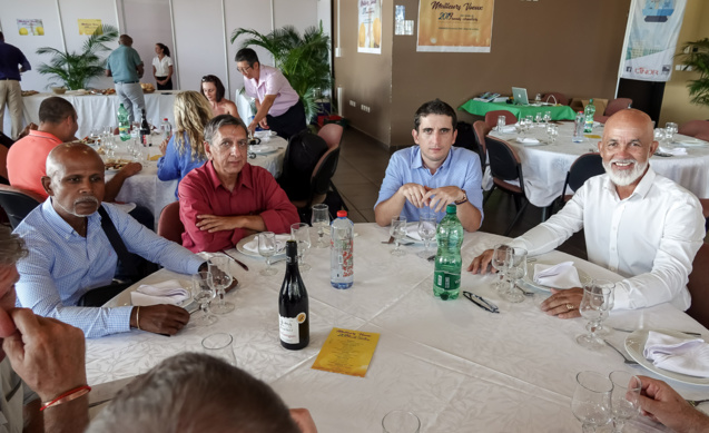 A la table du président