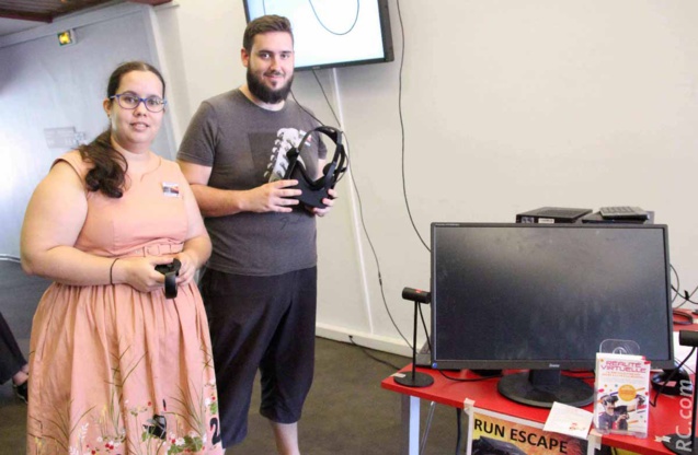 Alexandre et Emilie au stand «Réalité virtuelle» de Escape Games basé au 71 de la rue Ligne Paradis à Saint-Pierre Alexandre et Emilie au stand «Réalité virtuelle» de Escape Games basé au 71 de la rue Ligne Paradis à Saint-Pierre