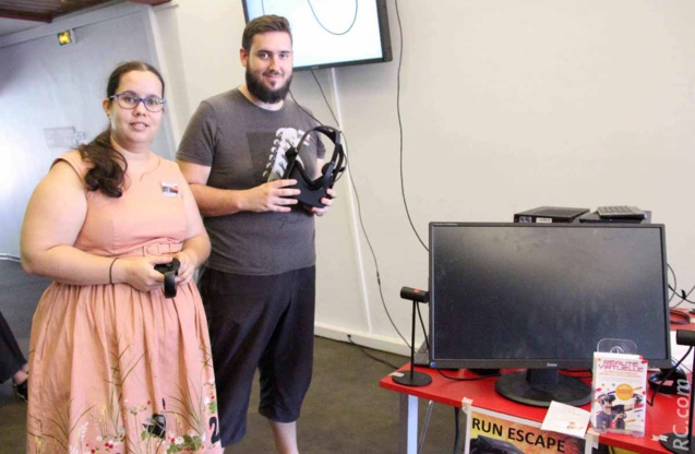 Alexandre et Emilie au stand «Réalité virtuelle» de Escape Games basé au 71 de la rue Ligne Paradis à Saint-Pierre