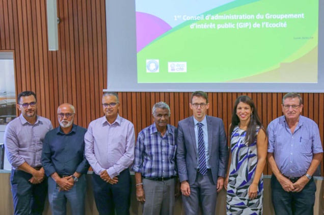 Les membres du GIP Ecocité La Réunion: Olivier Hoarau (Le Port), Guy St Alme (Saint-Paul), Cyrille Melchior (Conseil Départemental), Joseph Sinimalé (TCO), Benoît Herlemont (Etat), Vanessa Miranville (La Possession) et Dominique Fournel (Conseil Régional)