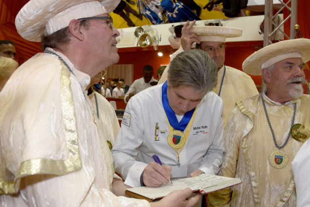 Intronisation dans la Confrèrie du Brie de Meaux. Intronisé, Miichel Roth signe le livre d'or...