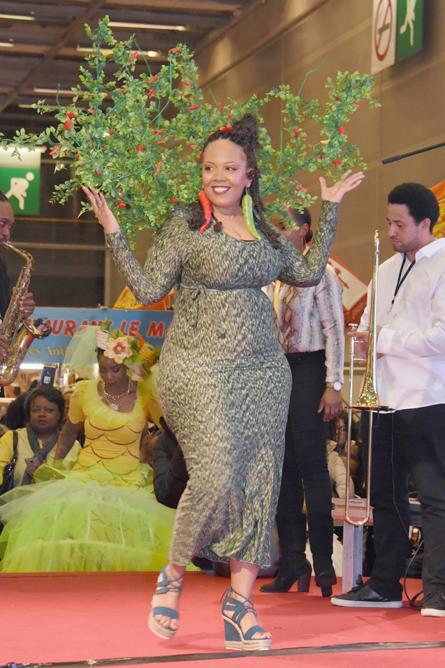 Défilé de mode sur le thème des fruits et légumes. Ici le piment. Défilé de mode sur le thème des fruits et légumes. Ici le piment.