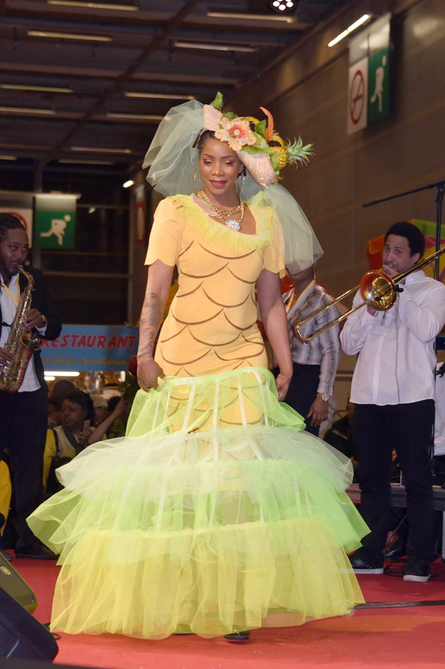 Défilé de mode sur le thème des fruits et légumes. Ananas.