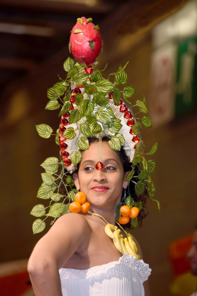 Défilé de mode sur le thème des fruits et légumes.