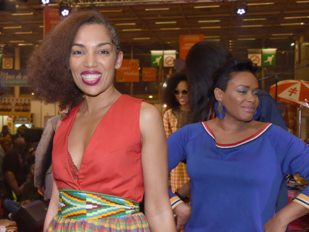 Défilé Glam Ethnik (Ayden). Ayden et la chanteuse Lynnsha. Défilé Glam Ethnik (Ayden). Ayden et la chanteuse Lynnsha.